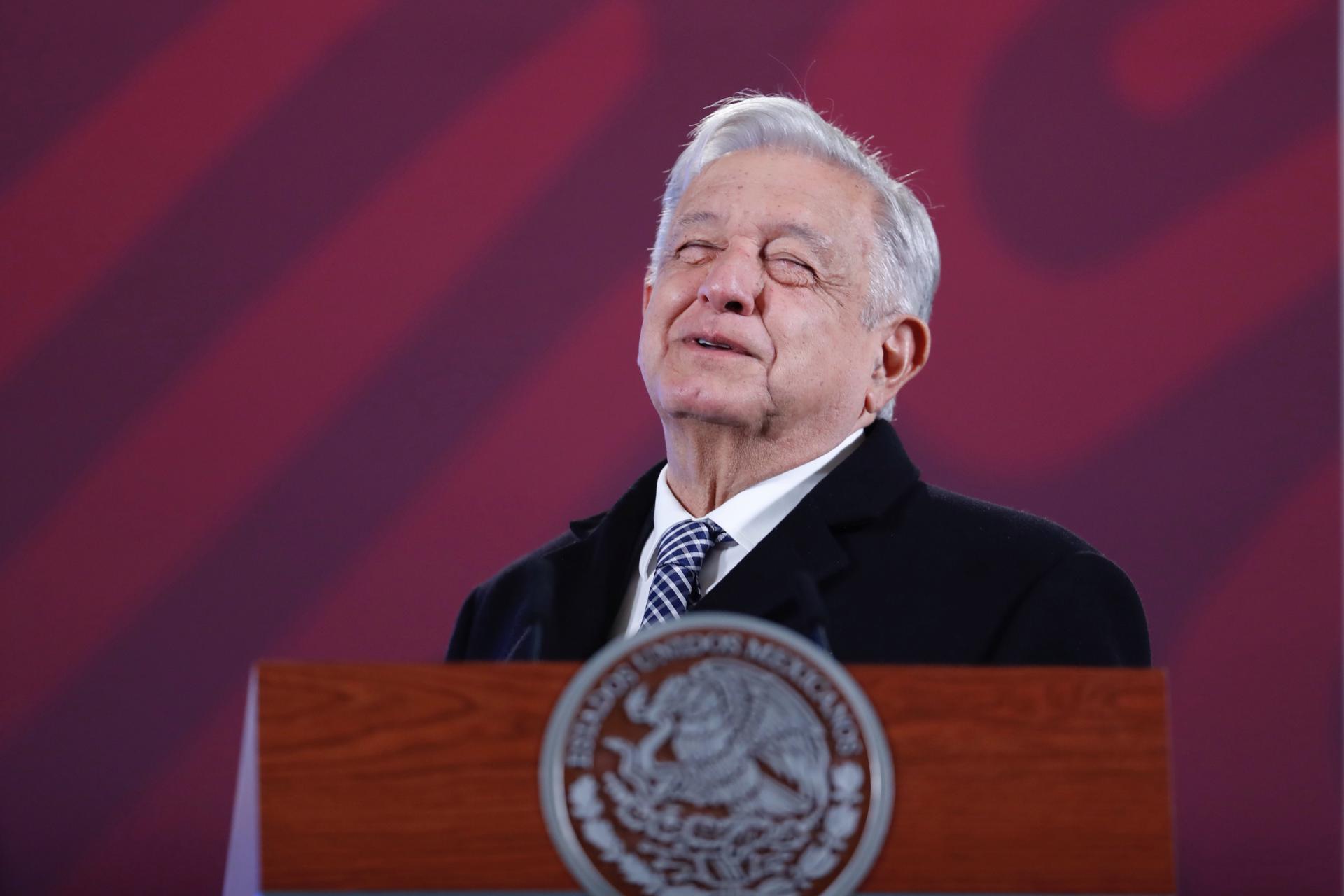 El presidente de México Andrés Manuel López Obrador reacciona durante su conferencia de prensa matutina hoy, en Palacio Nacional en Ciudad de México (México). EFE/ Sáshenka Gutiérrez
