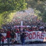 Migrantes salen en caravana este domingo hacia Estado Unidos, desde la ciudad de Tapachula en el estado de Chiapas (México). EFE/ Juan Manuel Blanco