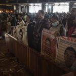 Familiares y amigos de los 43 estudiantes desaparecidos de Ayotzinapa realizaron una peregrinación a la Basílica de Guadalupe hoy, en la Ciudad de México (México). EFE/Isaac Esquivel