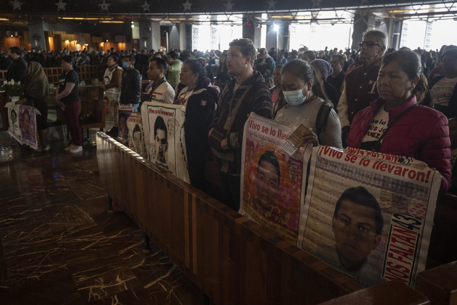 Familiares y amigos de los 43 estudiantes desaparecidos de Ayotzinapa realizaron una peregrinación a la Basílica de Guadalupe hoy, en la Ciudad de México (México). EFE/Isaac Esquivel