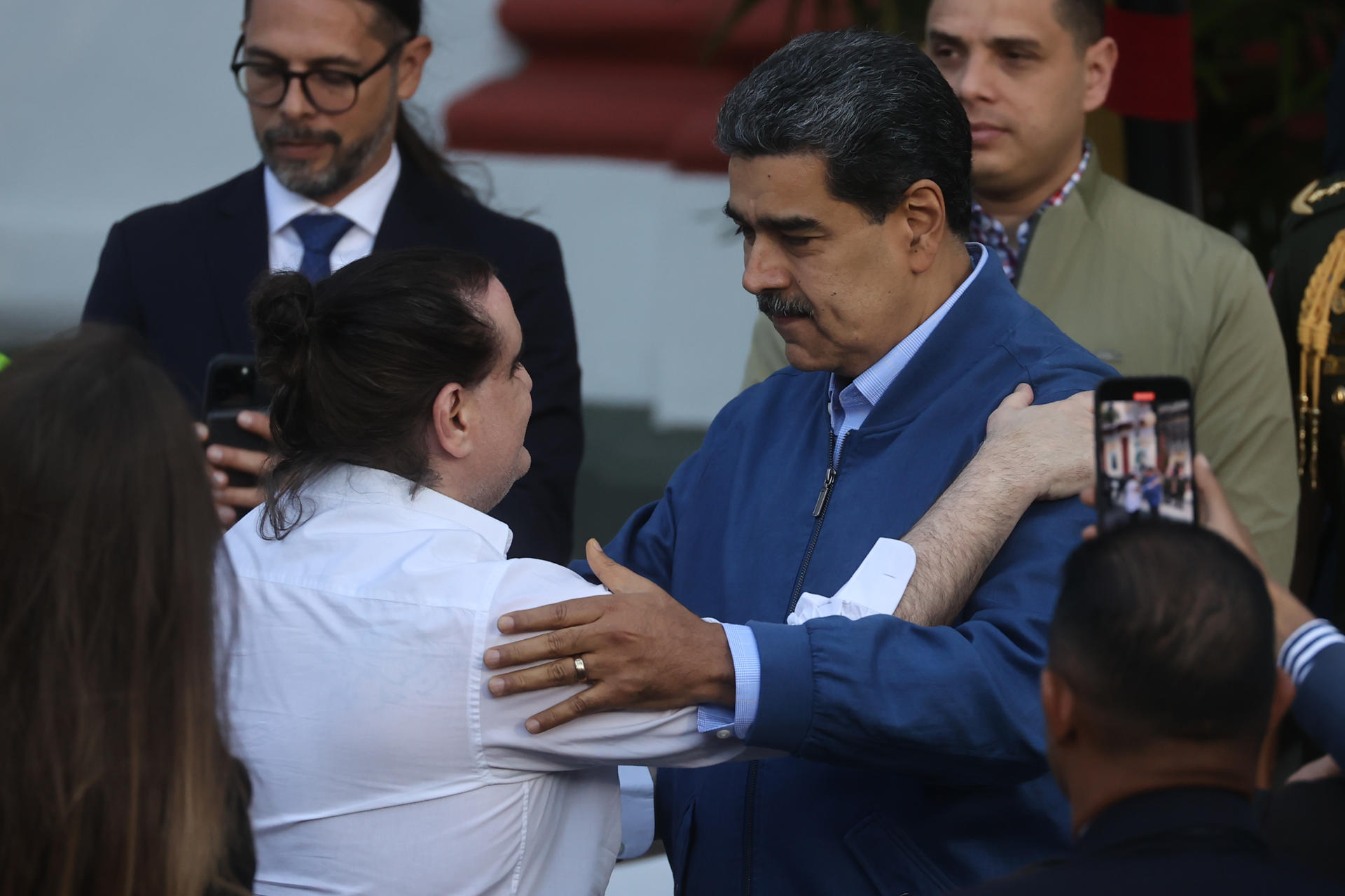 El presidente de Venezuela Nicolás Maduro (d) saluda al empresario colombiano Alex Saab hoy, en el Palacio de Miraflores en Caracas (Venezuela). EFE/ Miguel Gutiérrez
