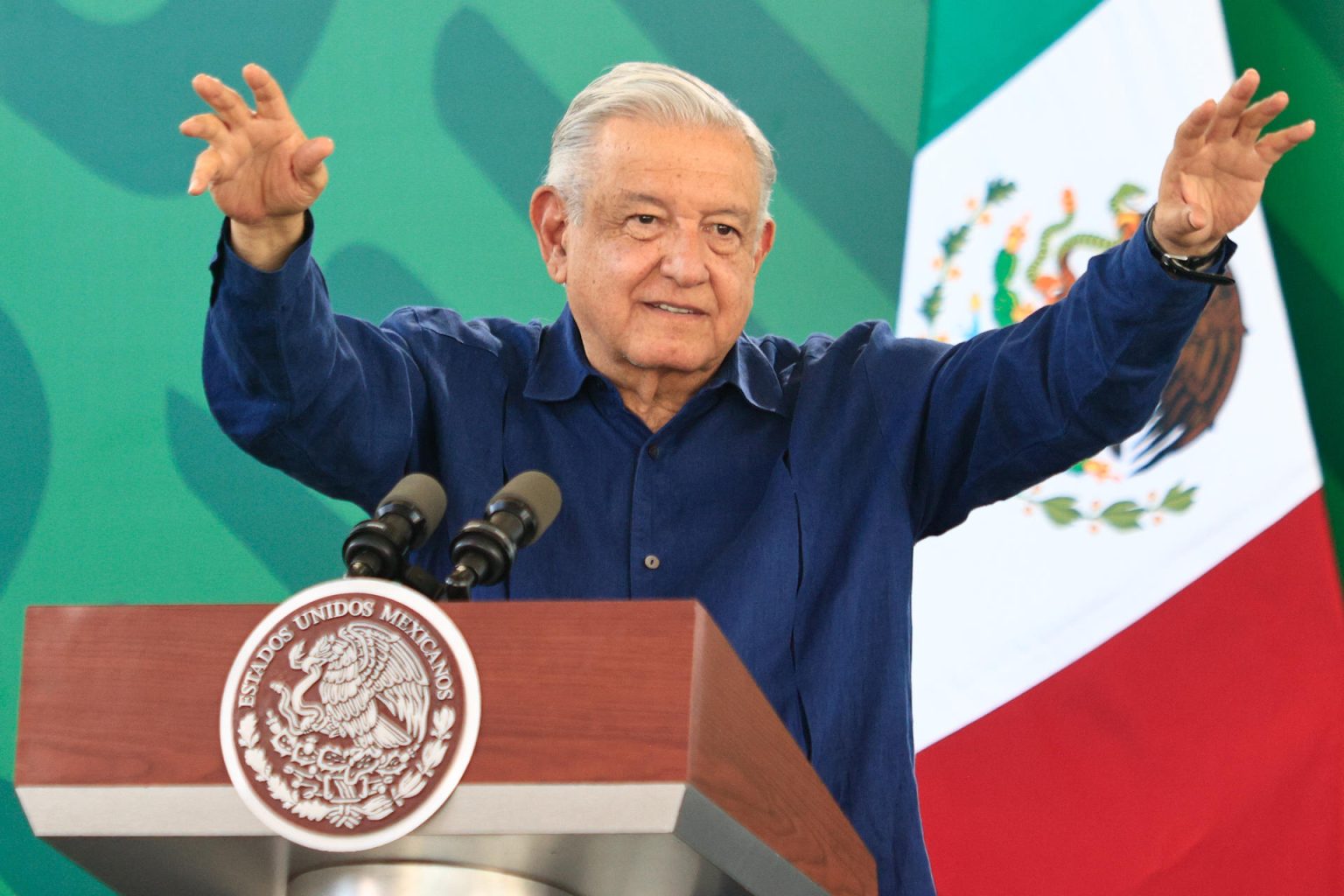 El presidente de México, Andrés Manuel López Obrador, participa en una rueda de prensa hoy, en el balneario de Acapulco (México). EFE/ David Guzmán