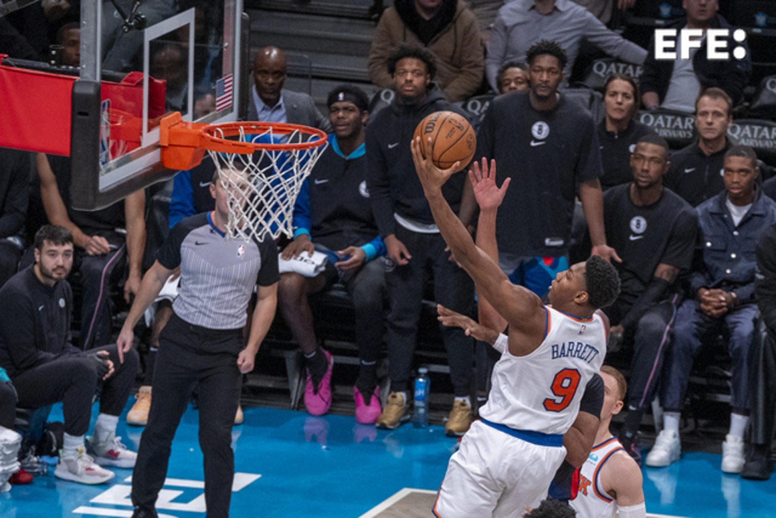 RJ Barrett de los Knicks salta a la canasta durante un partido de baloncesto de la NBA entre los New York Knicks y Brooklyn Nets, disputado hoy en el Barclays Centre en Brooklyn, Nueva York (EE.UU.). EFE/ Ángel Colmenares