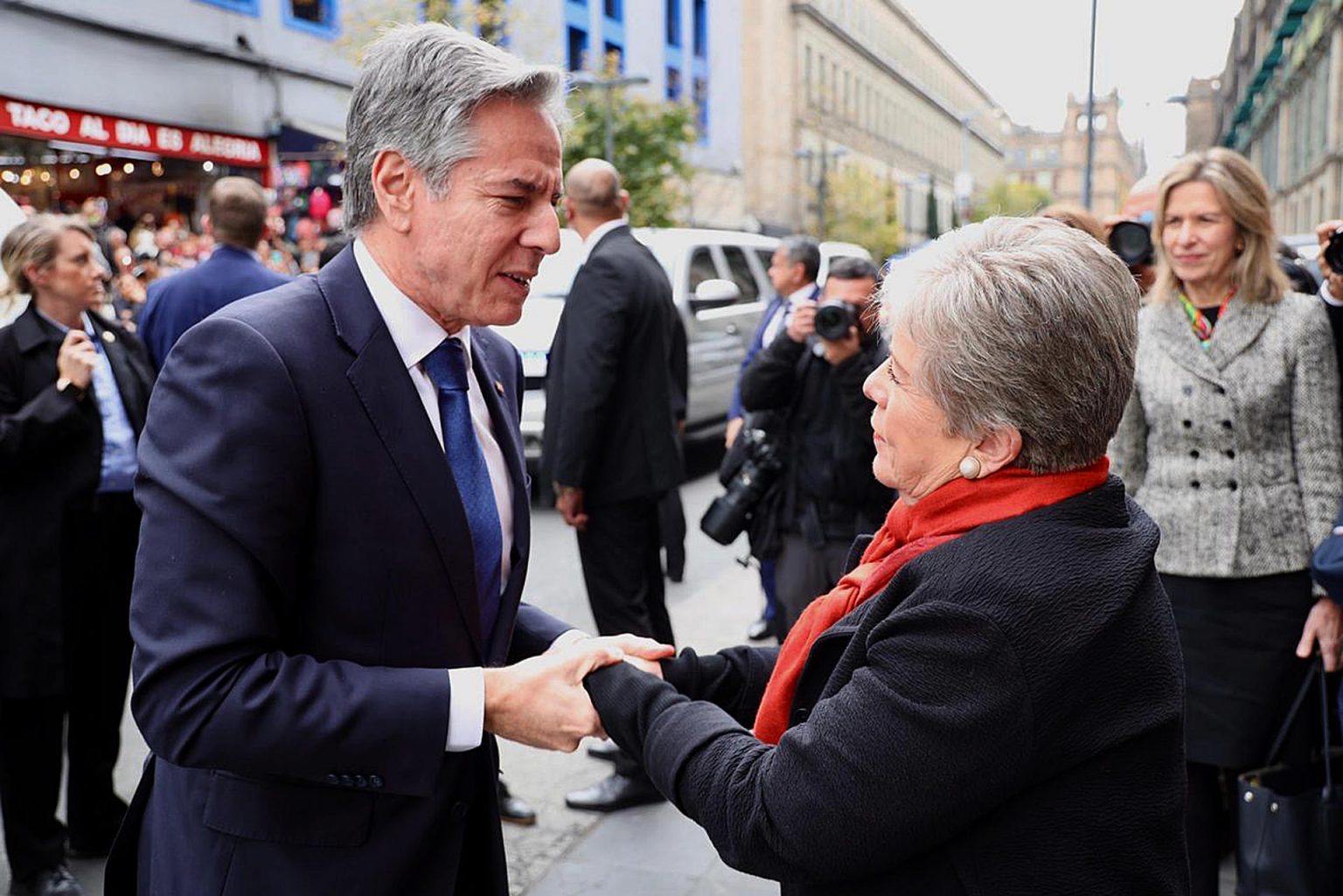 Fotografía cedida hoy por la Secretaria de Relaciones Exteriores, de la canciller mexicana Alicia Bárcena (d), y del secretario de Estado de Estados Unidos de América, Antony Blinken (i), al término de una reunión de trabajo en Palacio Nacional de la Ciudad de México (México). EFE/Secretaria de Relaciones Exteriores/SOLO USO EDITORIAL/SOLO DISPONIBLE PARA ILUSTRAR LA NOTICIA QUE ACOMPAÑA (CRÉDITO OBLIGATORIO)