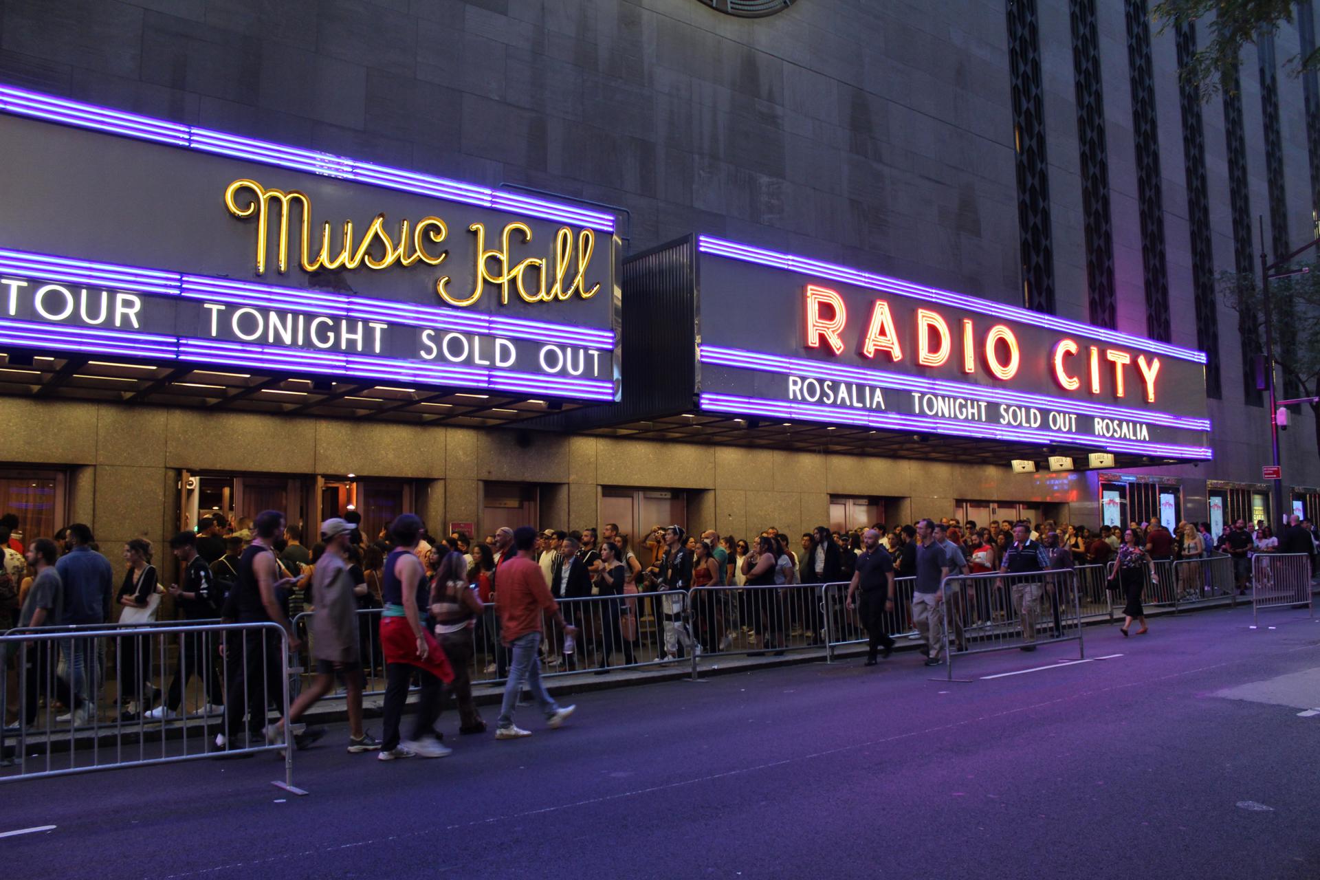 Fotografía de archivo del 18 de septiembre de 2022 aparecen unas personas mientras esperan en la entrada del Radio City Music Hall en Nueva York, un teatro donde acabó escondido el pequeño Kevin en una escena de la película 'Home Alone 2: Lost in New York' ('Solo en casa 2: Perdido en Nueva York'). EFE/Miguel Rajmil Sarah Yáñez-Richards
