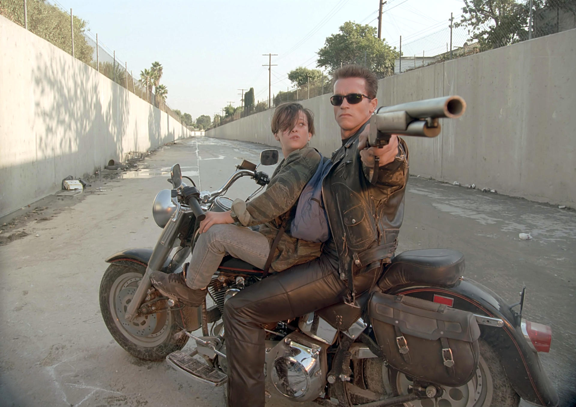 Fotograma cedido por TriStar Pictures donde aparecen los actores Arnold Schwarzenegger (d), en el papel de Terminator, y Edward Furlong (i) como John Connor, durante una escena de la película de 1991 "Terminator 2: el juicio final", de James Cameron. EFE/ TriStar Pictures SOLO USO EDITORIAL /NO VENTAS /SOLO DISPONIBLE PARA ILUSTRAR LA NOTICIA QUE ACOMPAÑA /CRÉDITO OBLIGATORIO
