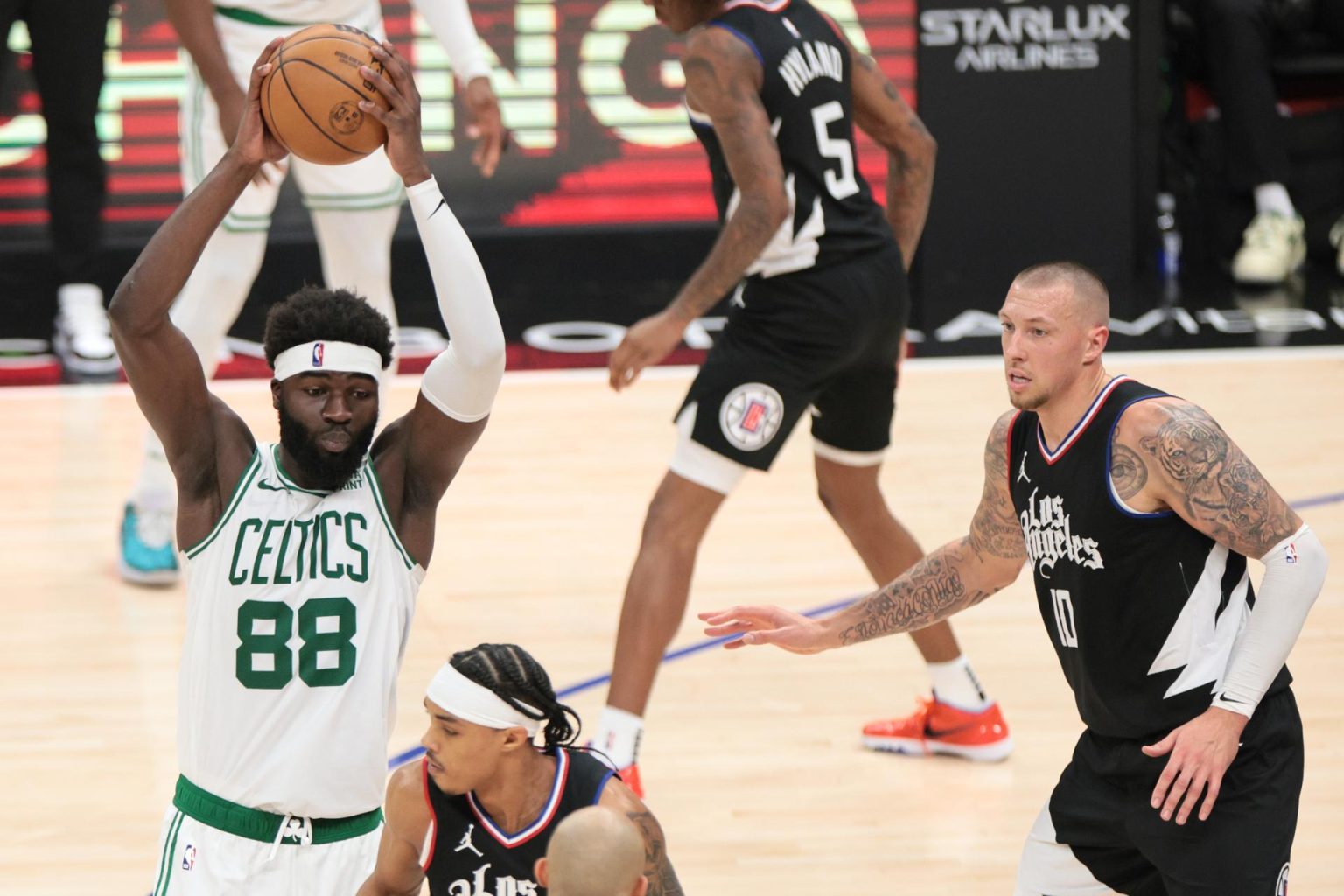 Neemias Queta (i), pívot de los Celtics de Boston, fue registrado el pasado 23 de diciembre, al dominar un balón, durante un partido de la NBA contra los Clippers de Los Ángeles. El quintento de Boston se impuso este lunes también a domicilio 115-126 al otro equipo angelino, los Lakers. EFE/Allison Dinner