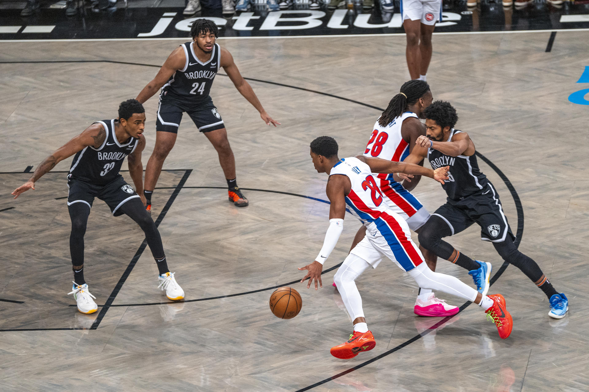 Jade Ivey (3d), de los Pistons de Detroit, fue registrado este sábado, 23 de diciembre, al intentar superar la defensa de los Nets de Brooklyn, durante un partido de la NBA, en el coliseo Barclays Center, en Brooklyn (Nueva York, EE.UU.). EFE/Ángel Colmenares
