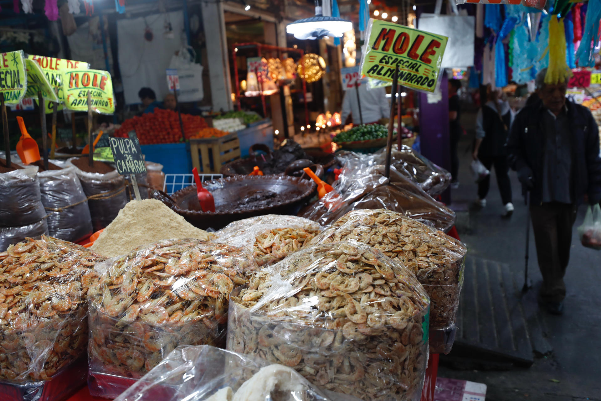 Fotografía de un puesto de camarones en el mercado de Jamaica, el 15 de diciembre de 2023, en Ciudad de México (México). EFE/ Sáshenka Gutiérrez
