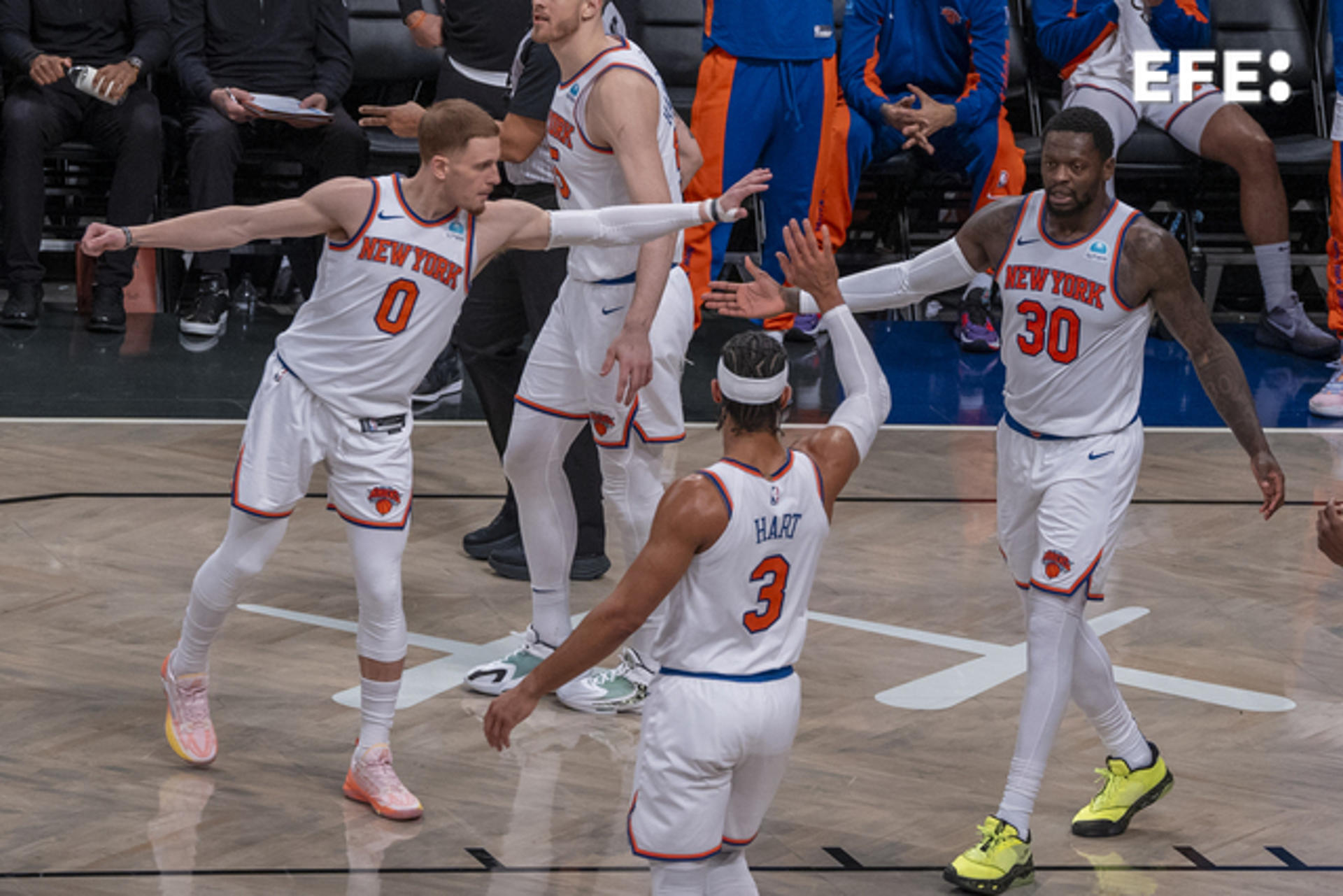 Julius Randle (d) de los Knicks celebra con sus compañeros tras encestar durante un partido de baloncesto de la NBA entre los New York Knicks y Brooklyn Nets, disputado hoy en el Barclays Centre en Brooklyn, Nueva York (EE.UU.). EFE/ Ángel Colmenares
