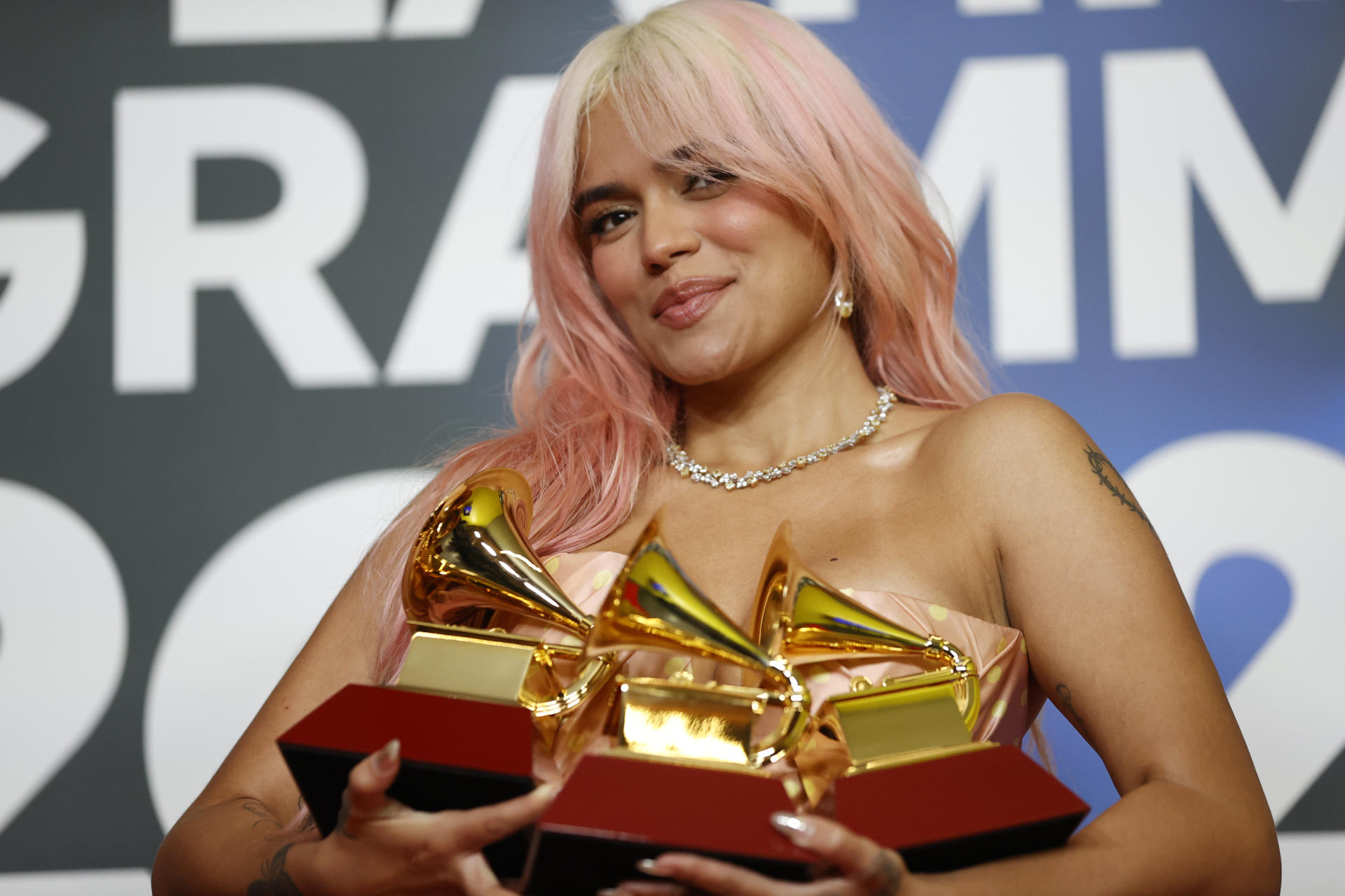 La cantante colombiana Karol G posa con los tres premios conseguidos, durante la gala anual de los Latin Grammy de 2023, en una fotografía de archivo. EFE/Jose Manuel Vidal
