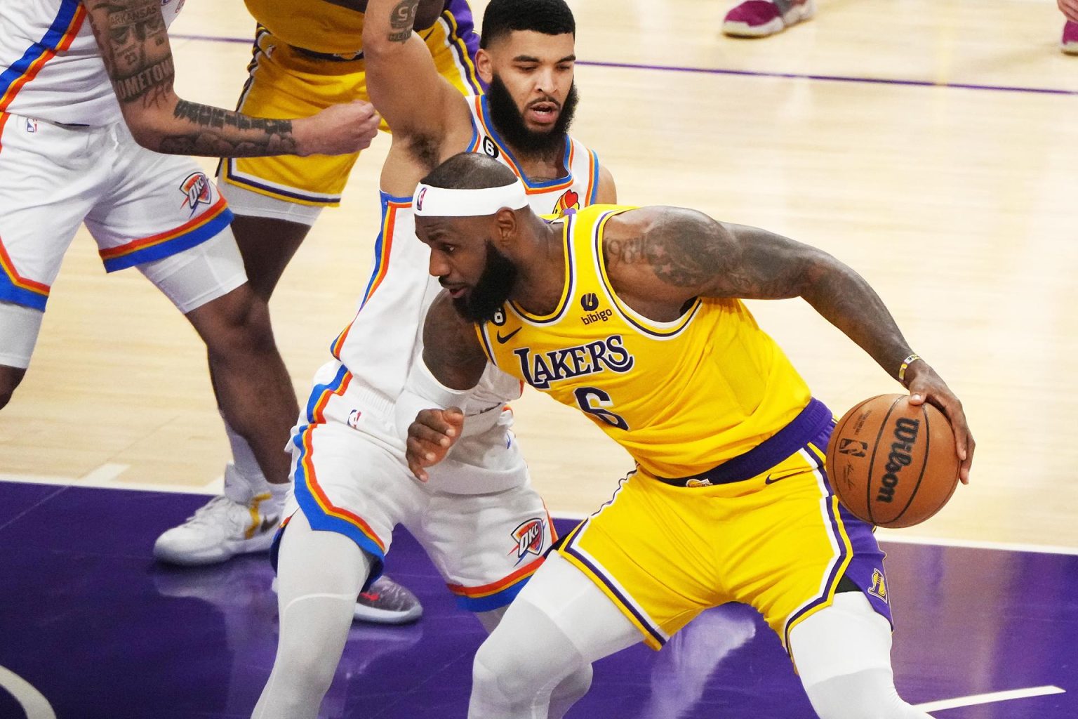 Fotografía de archivo en la que se registró a LeBron James (d), alero estrella de los Lakers de Los Ángeles, durante un partido de la NBA, quien aportó 40 puntos, 7 rebotes y 7 asistencias en el triunfo a domicilio de su equipo 120-129 sobre los Thunder de Oklahoma City. EFE/Allison Dinner