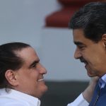 El mandatario de Venezuela Nicolás Maduro (d) saluda al empresario colombiano Alex Saab hoy, en el Palacio de Miraflores en Caracas (Venezuela). EFE/ Miguel Gutiérrez