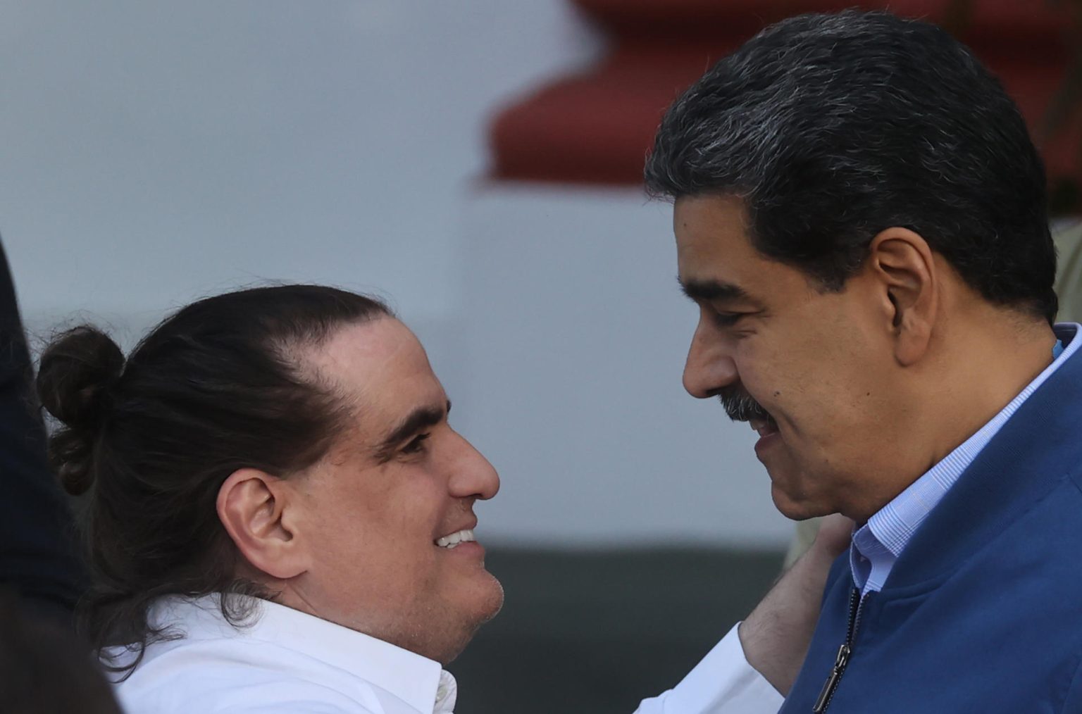 El mandatario de Venezuela Nicolás Maduro (d) saluda al empresario colombiano Alex Saab hoy, en el Palacio de Miraflores en Caracas (Venezuela). EFE/ Miguel Gutiérrez