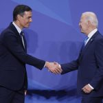 El presidente del Gobierno, Pedro Sánchez (i) saluda al presidente de Estados Unidos, Joe Biden. Fotografía de archivo. EFE/JUANJO MARTIN