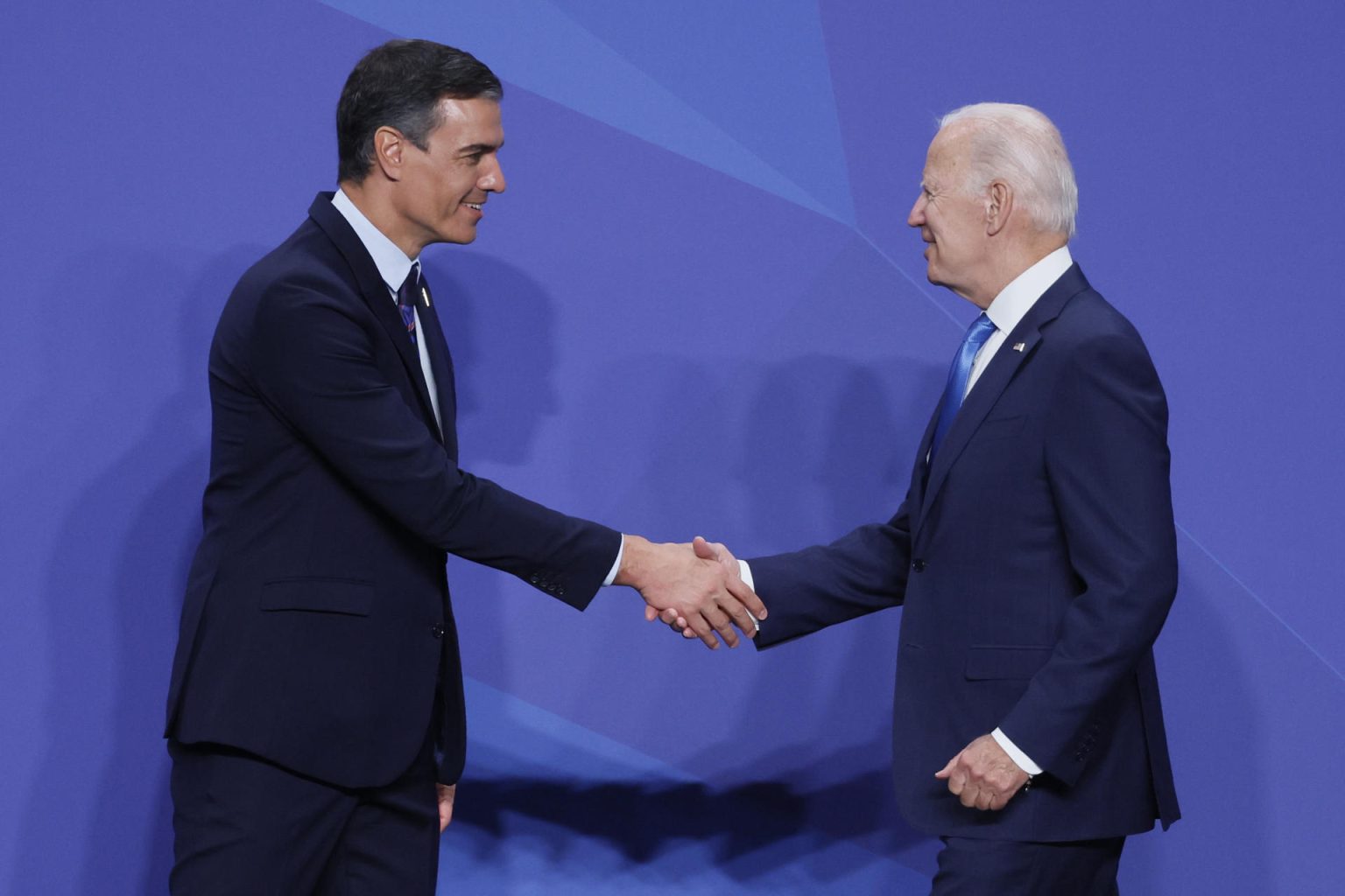 El presidente del Gobierno, Pedro Sánchez (i) saluda al presidente de Estados Unidos, Joe Biden. Fotografía de archivo. EFE/JUANJO MARTIN