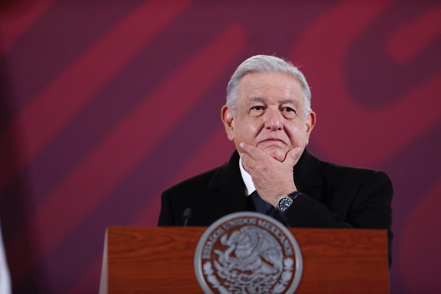 El presidente mexicano, Andrés Manuel López Obrador, habla durante su conferencia de prensa matutina hoy, en el Palacio Nacional de la Ciudad de México (México). EFE/ Sáshenka Gutiérrez