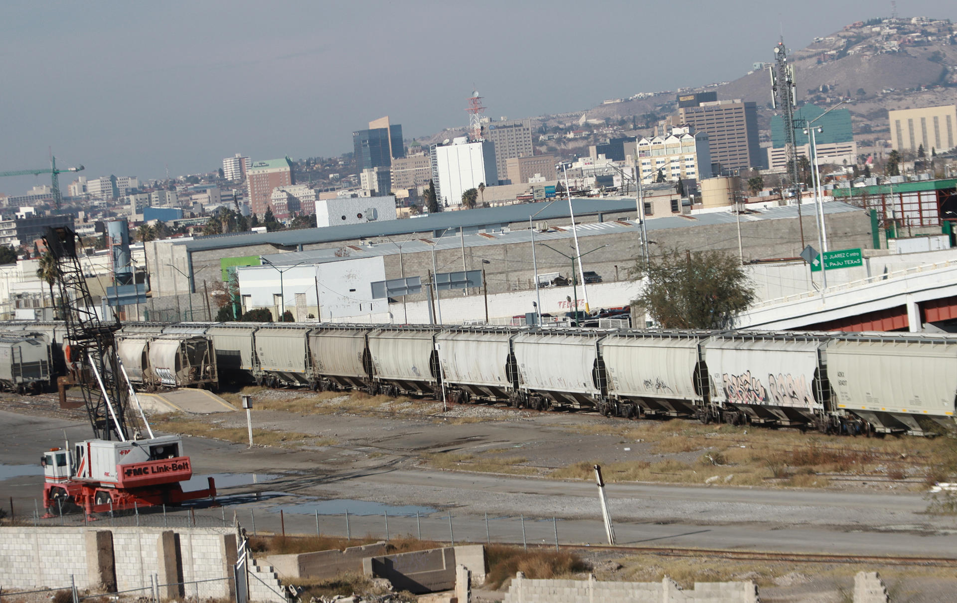 Fotografía de un tren hoy, en la frontera con EE.UU. en Ciudad Juárez Chihuahua (México). EFE/ Luis Torres
