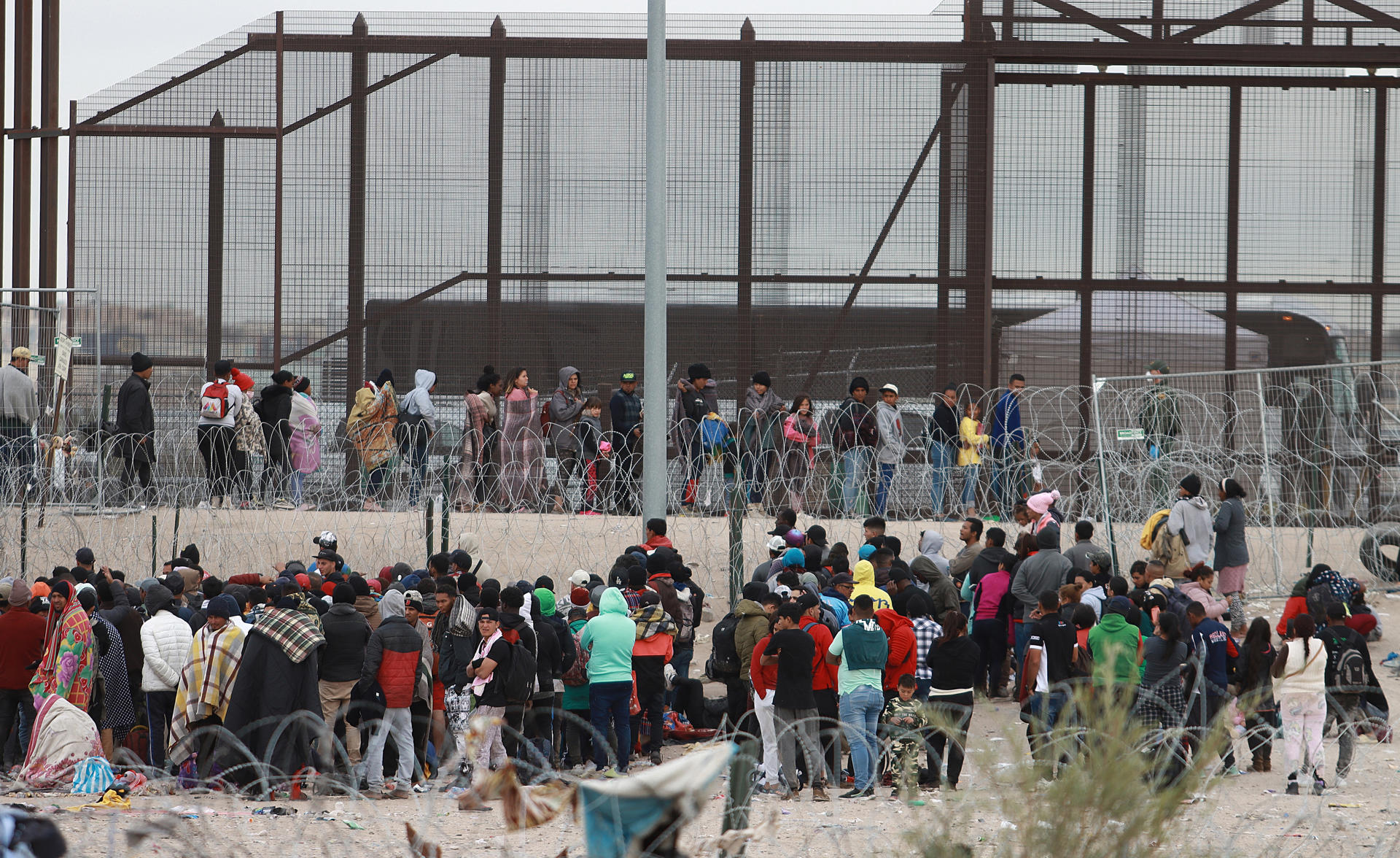 Migrantes hacen fila en el muro fronterizo para intentar cruzar hacia EEUU, el 19 de diciembre de 2023 en ciudad Juárez Chihuahua (México). EFE/Luis Torres
