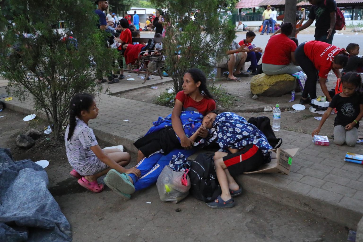 Migrantes venezolanos descansan en la ciudad de Danlí (Honduras). Fotografía de archivo. EFE/Gustavo Amador