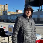 El inmigrante venezolano Jesús Aular posa para EFE junto a su puesto de arepas, dispuesto frente a un albergue, el 12 de diciembre de 2023, en Chicago, Illinois (EE.UU.). EFE/Enrique García Fuentes