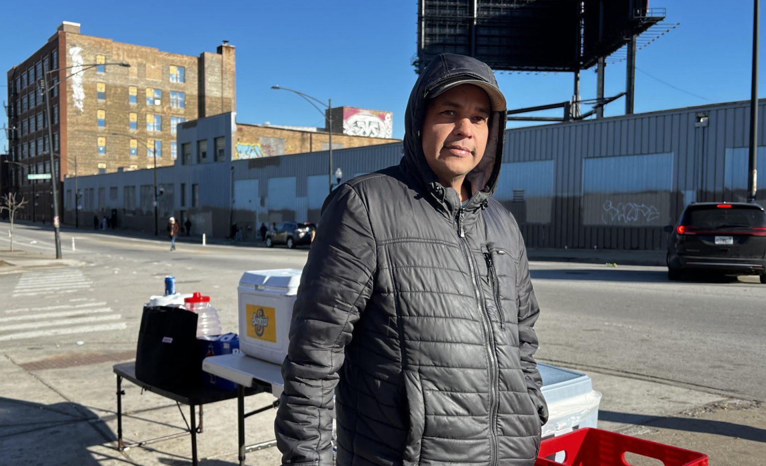 El inmigrante venezolano Jesús Aular posa para EFE junto a su puesto de arepas, dispuesto frente a un albergue, el 12 de diciembre de 2023, en Chicago, Illinois (EE.UU.). EFE/Enrique García Fuentes