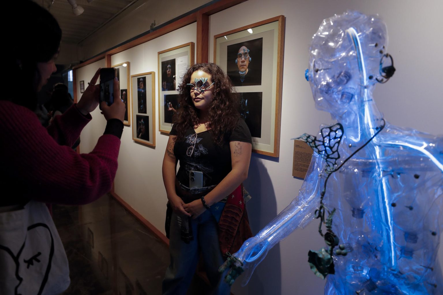 Visitantes recorren la muestra artística "Grietas y fisuras. Donde se asoma la paz" en el Centro Cultural Tlatelolco, hoy en la Ciudad de México (México). EFE/ Isaac Esquivel