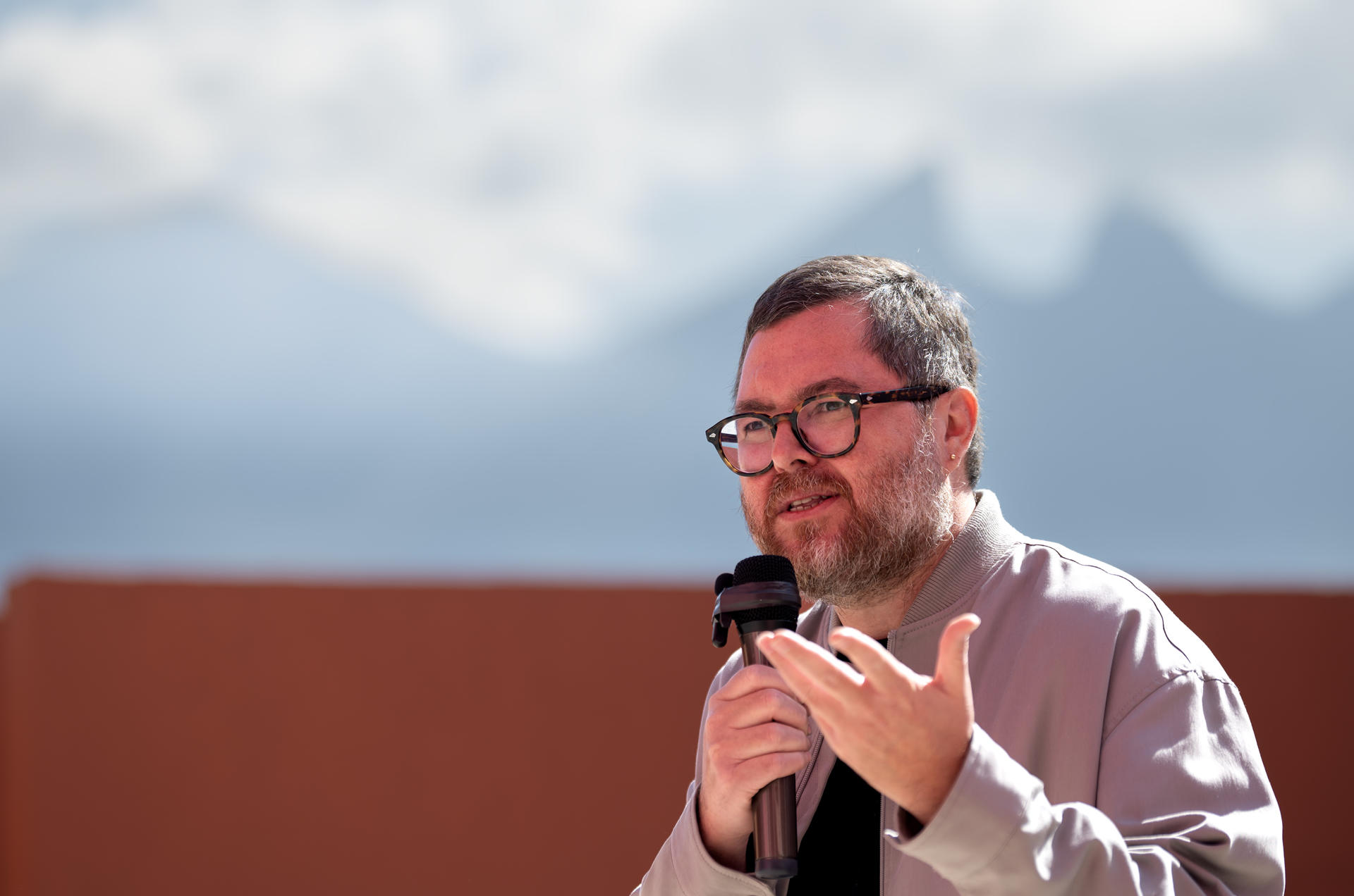 El artista mexicano Leo Marz habla durante la presentación de su obra 'It Stares at You From Billions of Years Ago' hoy, en el Museo de Arte Contemporáneo (Marco) en Monterrey (México). EFE/Miguel Sierra.
