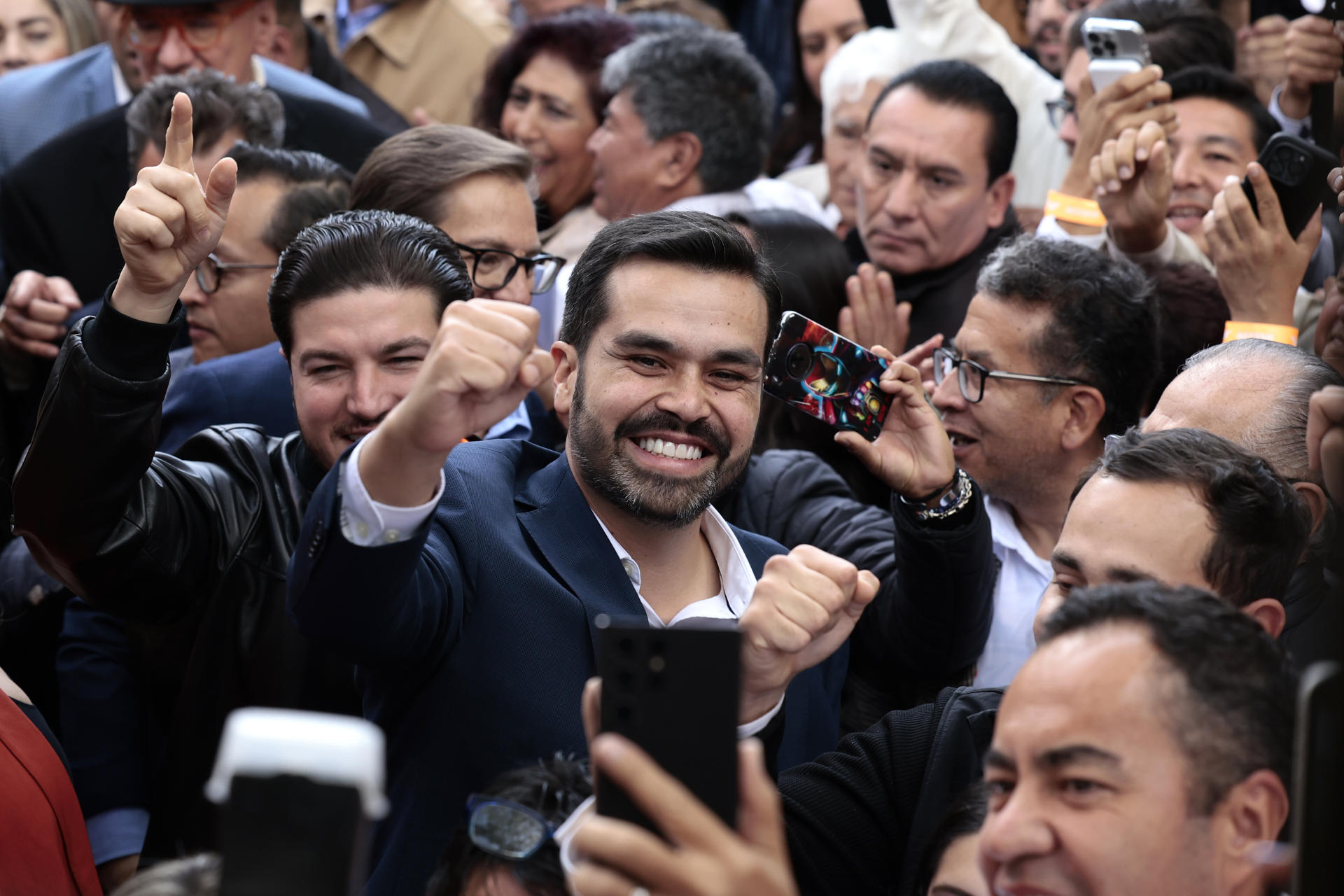 Jorge Álvarez Máynez es presentado hoy, como precandidato único a la presidencia de México por el partido Movimiento Ciudadano (MC), durante un acto celebrado en Ciudad de México (México). EFE/José Méndez
