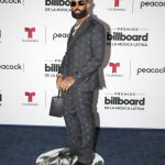 El cantante estadounidense de origen puertorriqueño Eladio Carrión posa en la alfombra azul de los Premios Billboard de la Música Latina en el Watsco Center de Miami, Florida. Imagen de archivo. EFE/Marlon Pacheco