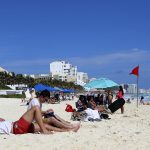 Turistas disfrutan en una playa en Cancún (México). EFE/ Lourdes Cruz