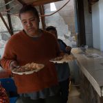 Una migrante sirve alimentos en el albergue 'Somos uno por Juárez', el 7 de enero de 2024, en Ciudad Juárez, Chihuahua (México). EFE/ Luis Torres