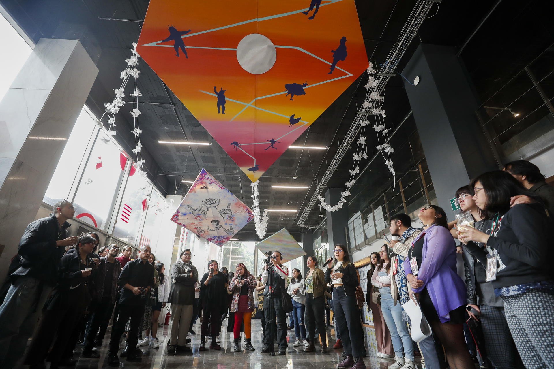 Visitantes recorren la muestra artística "Grietas y fisuras. Donde se asoma la paz" en el Centro Cultural Tlatelolco, hoy en la Ciudad de México (México). EFE/ Isaac Esquivel
