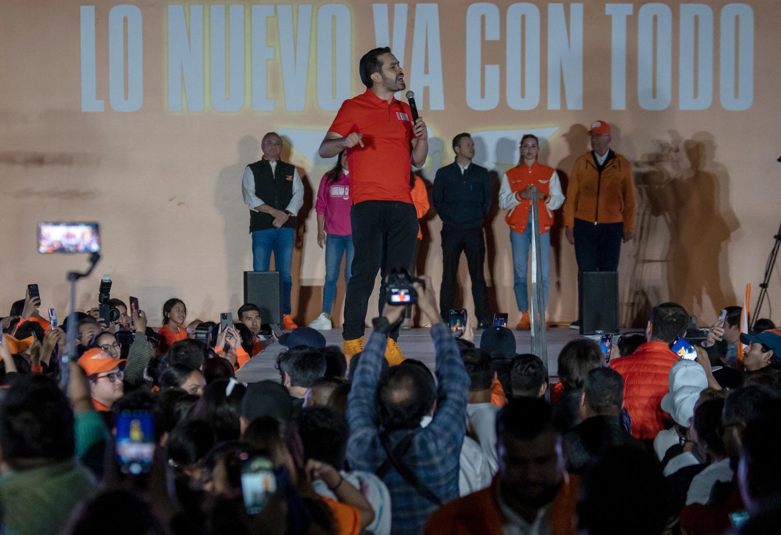 El precandidato a la presidencia de México por el partido Movimiento Ciudadano (MC) Jorge Álvarez Máynez, habla durante el cierre de precampaña hoy, en la ciudad de Monterrey (México). EFE/Miguel Sierra