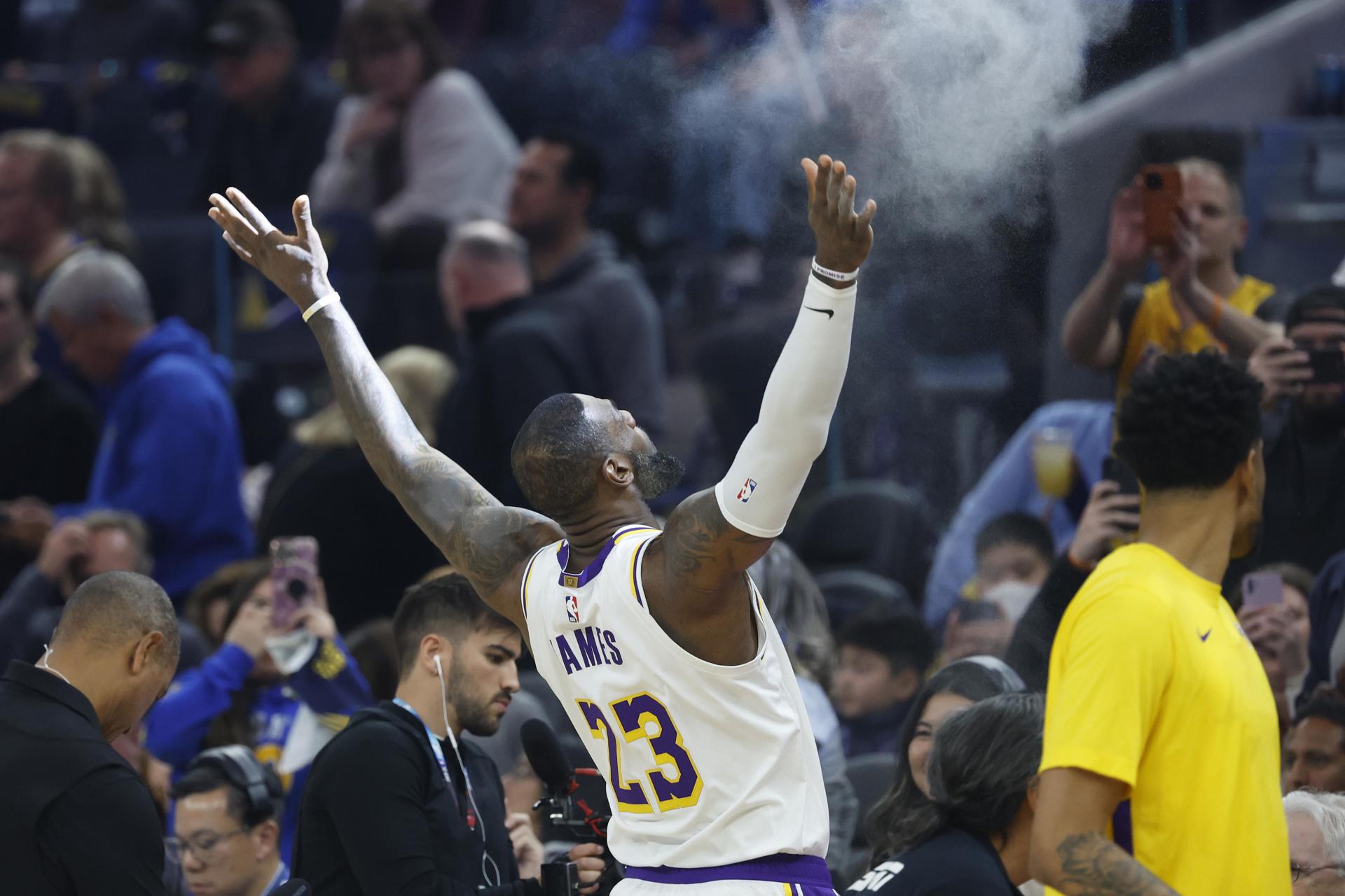 LeBron James de Los Ángeles Lakers celebra frente a los Golden State Warriors en el Chase Center, en San Francisco, California (EE.UU.), este 27 de enero de 2024. EFE/EPA/John G. Mabanglo
