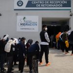 Fotografía de archivo de migrantes que esperan en el Centro de Retornados de Guatemala, tras llegar deportados desde El Paso, Texas (EE.UU). EFE/ David Toro