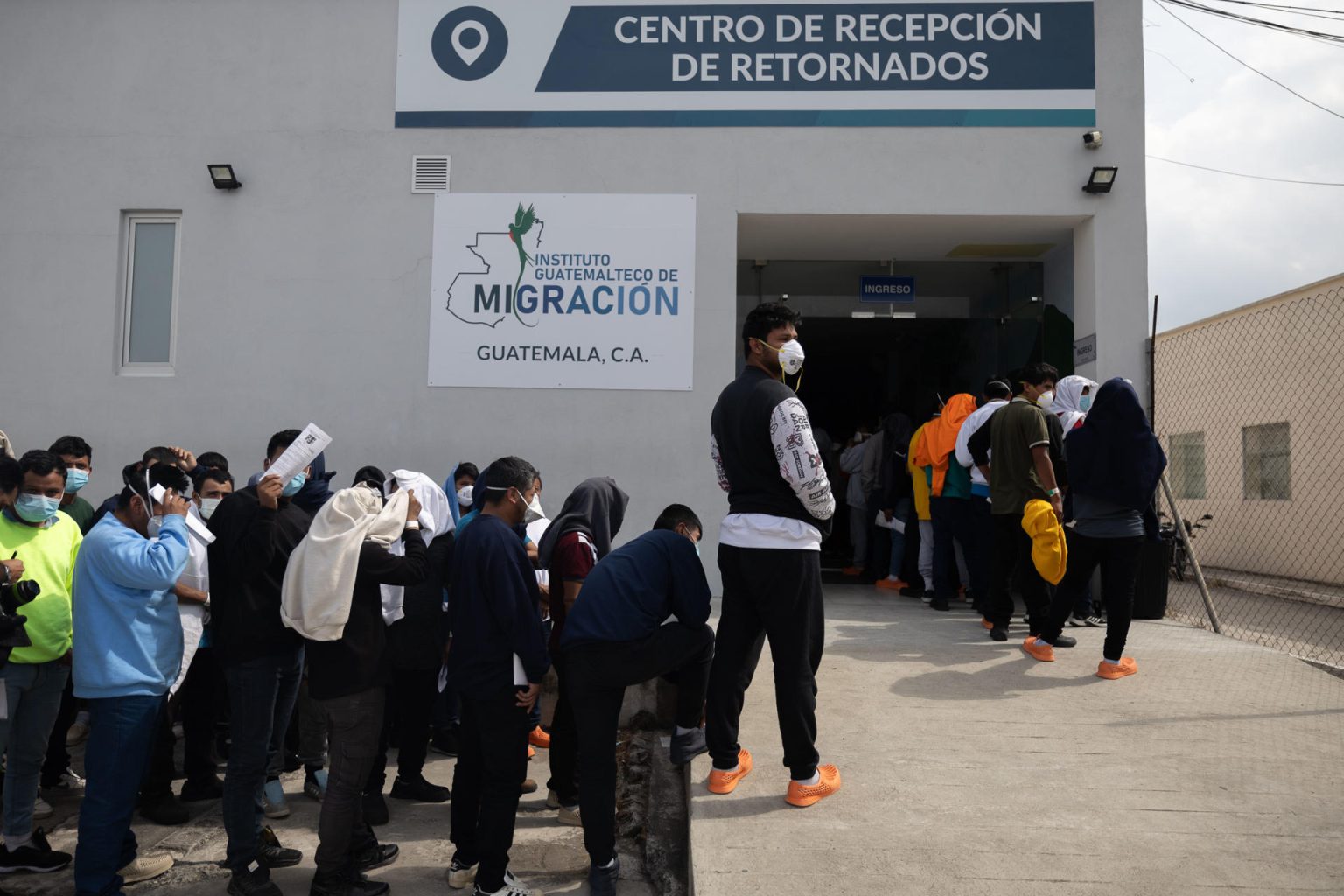 Fotografía de archivo de migrantes que esperan en el Centro de Retornados de Guatemala, tras llegar deportados desde El Paso, Texas (EE.UU). EFE/ David Toro