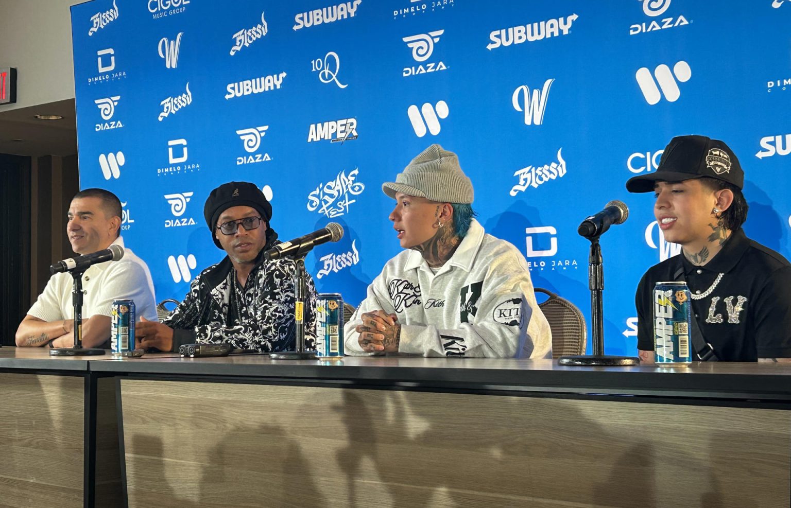 El exjugador de fútbol, el colombiano Víctor Hugo Aristizábal (i), la leyenda mundial del fútbol, Ronaldinho Gaucho (2-i), el cantante Blessd (2-d) y el streamer Westcol hablan durante una rueda de prensa con motivo del "partido de estrellas" en Miami, Florida (EEUU). EFE/Lorenzo Castro