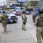 Fotografía de archivo de soldados del ejército ecuatoriano que vigilan afuera del canal TC Televisión en la visita del presidente de Ecuador Daniel Noboa, en Guayaquil (Ecuador). EFE/ Carlos Durán Araújo