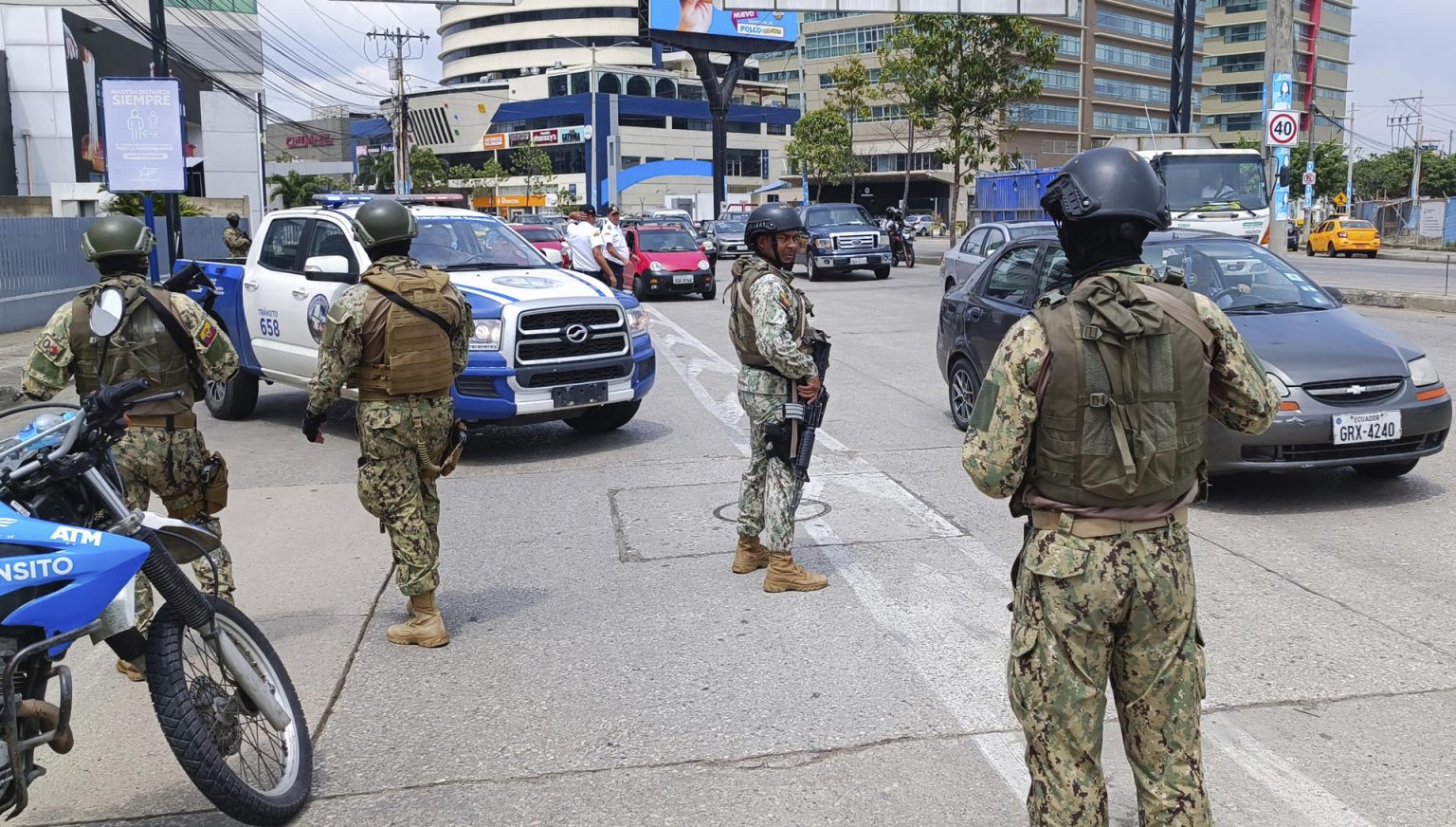 Fotografía de archivo de soldados del ejército ecuatoriano que vigilan afuera del canal TC Televisión en la visita del presidente de Ecuador Daniel Noboa, en Guayaquil (Ecuador). EFE/ Carlos Durán Araújo