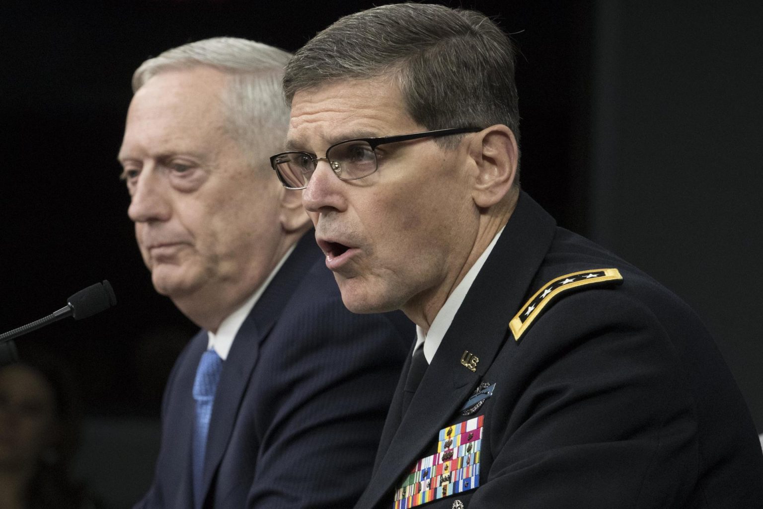 El secretario de Defensa de Estados Unidos, James Mattis (i), y el comandante del Comando Central de los Estados Unidos, el general Joseph Votel (d) en imagen de archivo. EFE/MICHAEL REYNOLDS