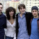 Fotografía de archivo del cineasta Alfonso Cuarón (i), quien posa junto a los actores, Gael García Bernal (d), Diego Luna y Maribel Verdú, tras la presentación de su película "Y tu mamá también", dentro de la programación del certamen de cine donostiarra. EFE/Juan Herrero