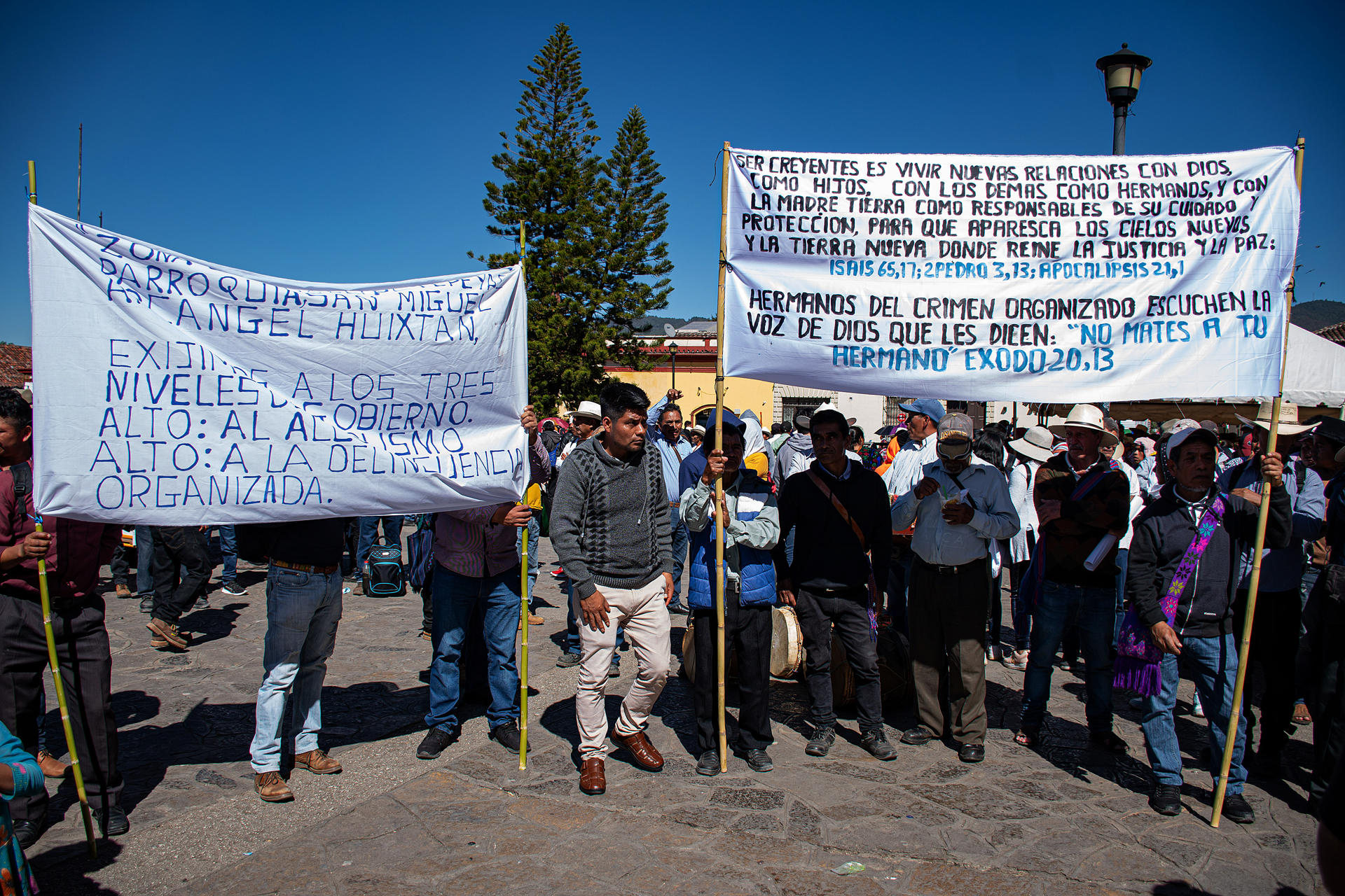 Miles de indígenas marchan para exigir a las autoridades seguridad en San Cristóbal de las Casas, hoy en el estado de Chiapas (México). EFE/Carlos López
