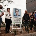 Ana Enamorado (3-d), madre del joven hondureño desaparecido en el estado mexicano de Jalisco, Oscar Antonio López Enamorado, participa durante la develación de un memorial para su hijo hoy, en la Ciudad de México (México). EFE/José Méndez