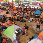 Migrantes descansan en un campamento improvisado hoy, en el municipio de San Pedro Tapanatepec en el estado de Oaxaca (México). EFE/Jesús Méndez