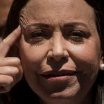 La líder opositora venezolana María Corina Machado ofrece hoy declaraciones a la prensa durante un acto de calle, en Caracas (Venezuela). EFE/ MIGUEL GUTIERREZ