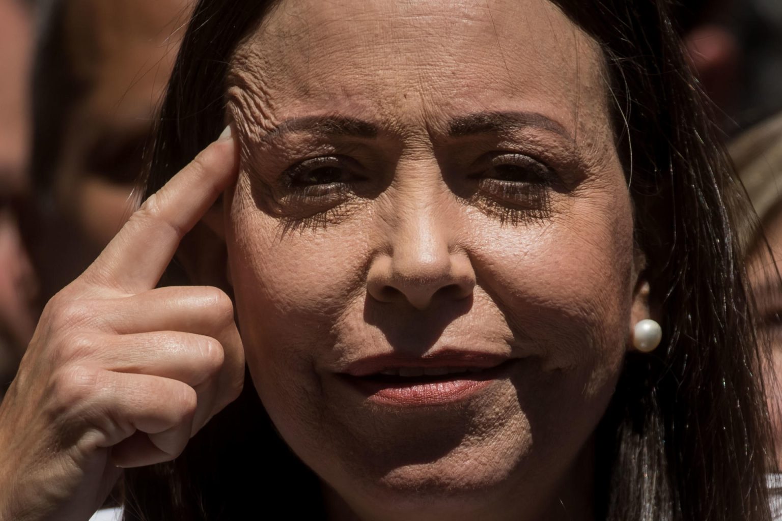 La líder opositora venezolana María Corina Machado ofrece hoy declaraciones a la prensa durante un acto de calle, en Caracas (Venezuela). EFE/ MIGUEL GUTIERREZ