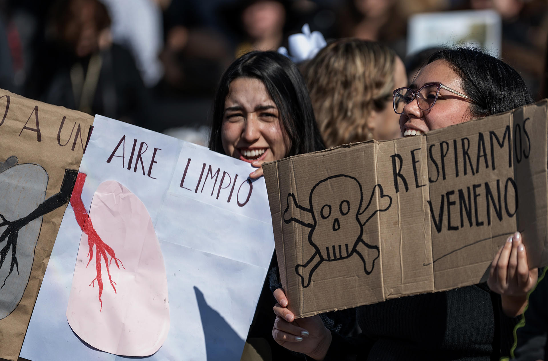 Personas se manifiestan contra la contaminación de una refinería de Petróleos Mexicanos (Pemex) hoy, en la ciudad de Monterrey (México). EFE/Miguel Sierra
