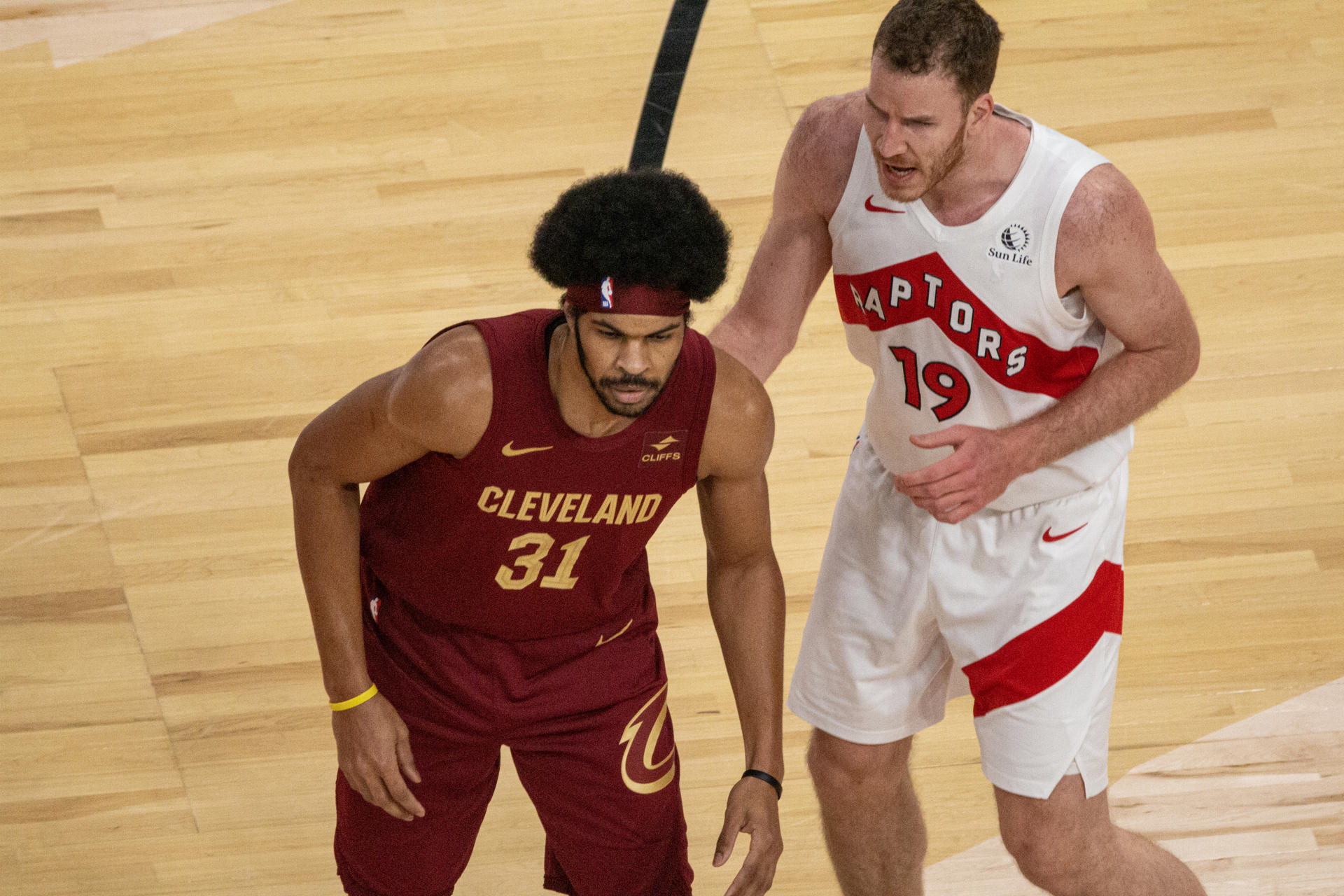 Jarrett Allen (izquierda), de los Cleveland Cavaliers, y Jakob Poeltl (derecha), de los Toronto Raptors, en acción durante un partido de la NBA en el .Scotiabank Arena en Toronto (Canadá). EFE/ Julio César Rivas
