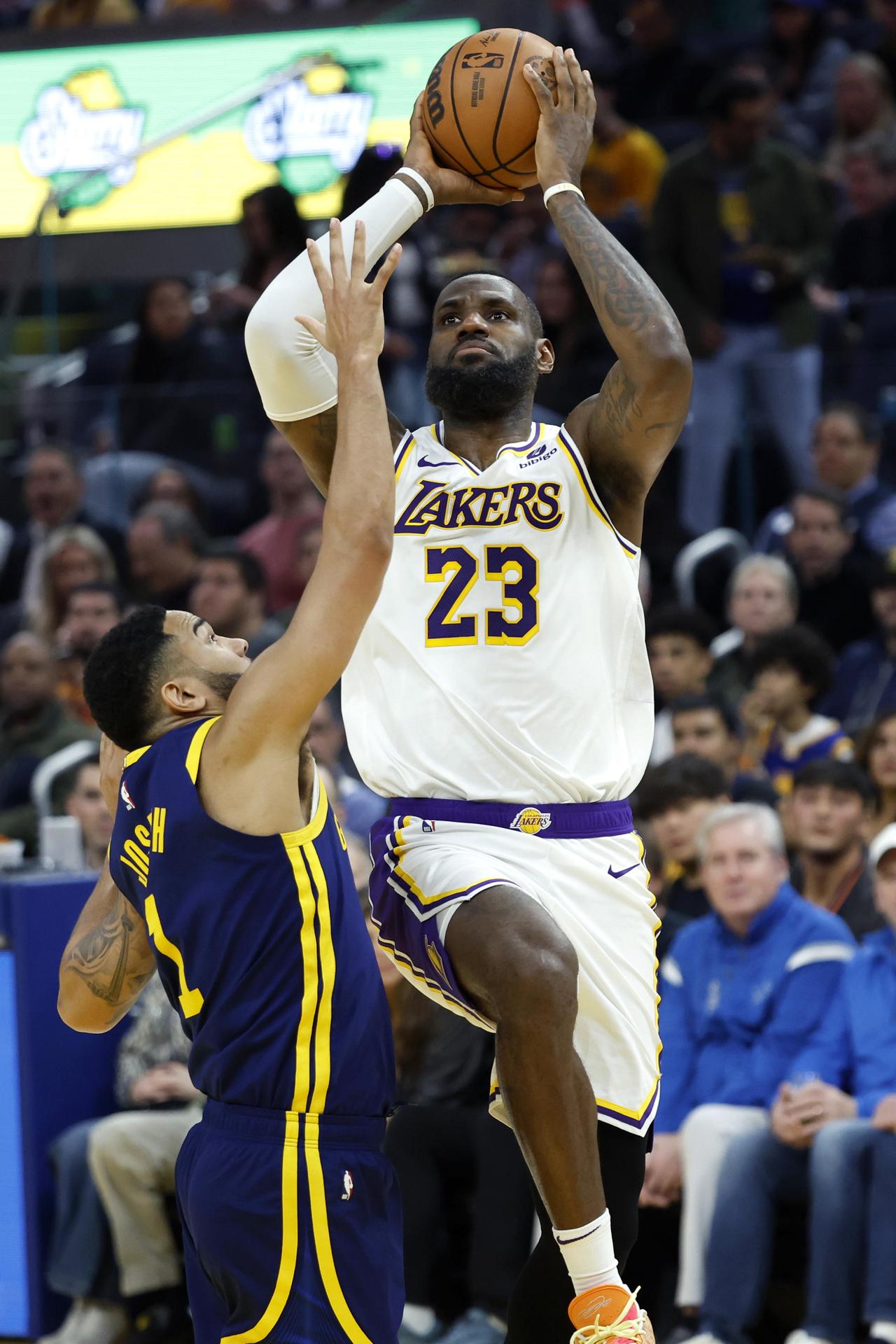 LeBron James (d) de Los Ángeles Lakers en acción frente a Cory Joseph (i) de los Golden State Warriors en el Chase Center, en San Francisco, California (EE.UU.), este 27 de enero de 2024. EFE/EPA/John G. Mabanglo
